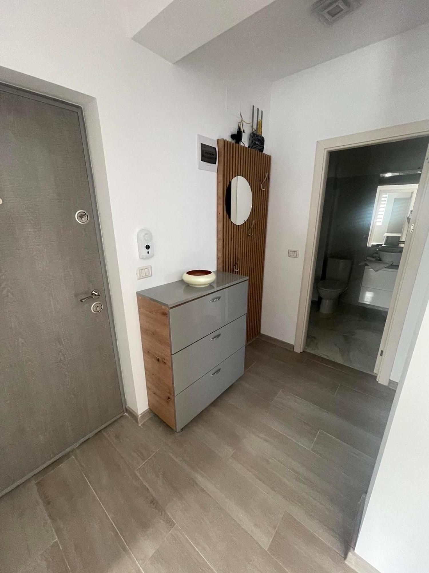 פיטסטי Luxury Apartment מראה חיצוני תמונה
