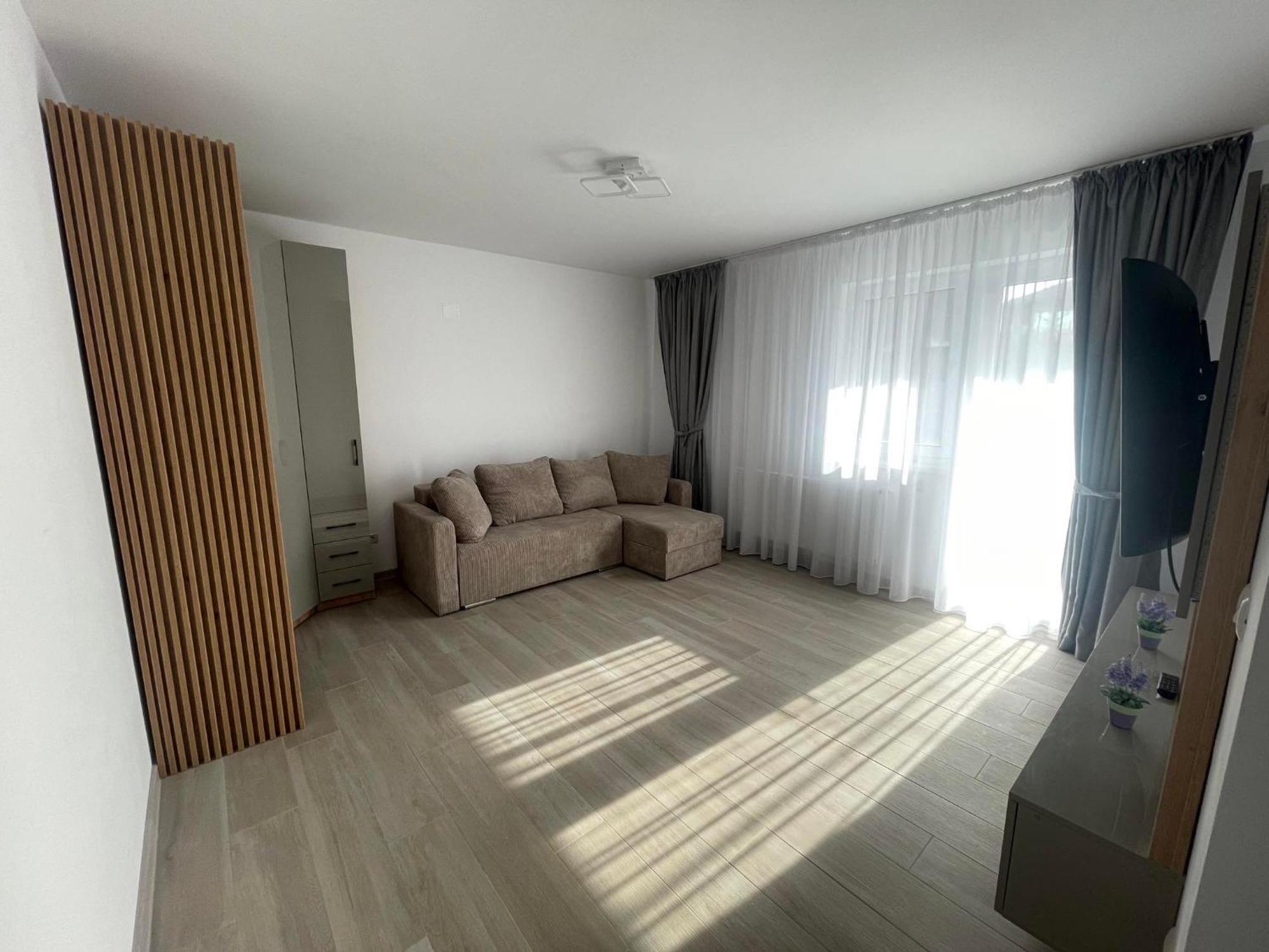 פיטסטי Luxury Apartment מראה חיצוני תמונה